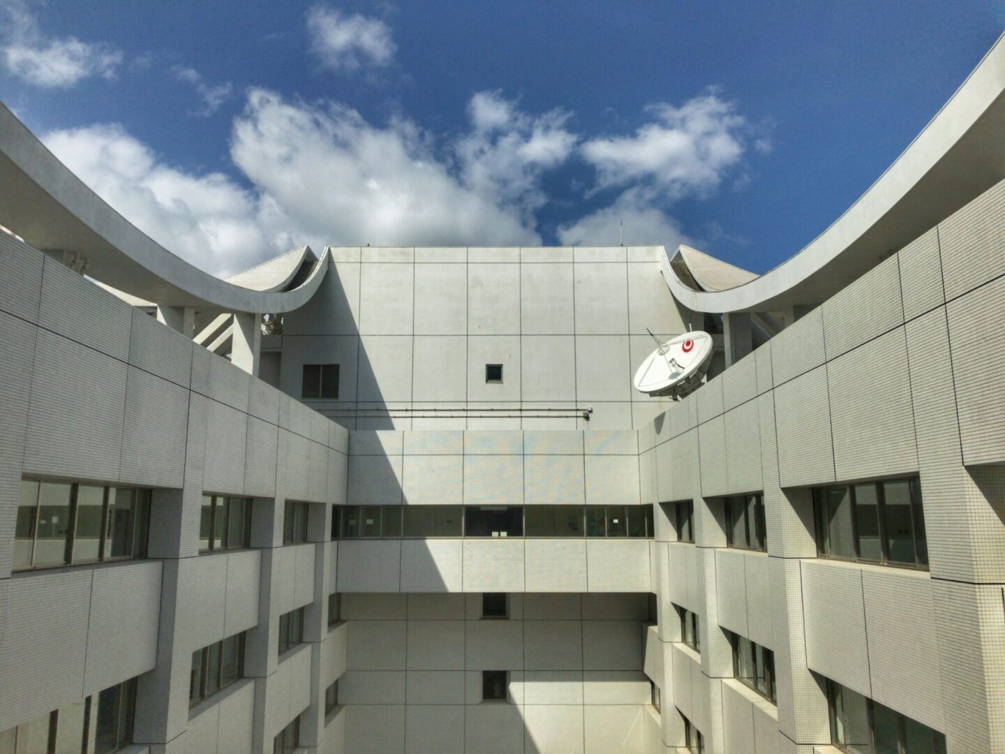 沖縄県庁舎行政棟（最上部）