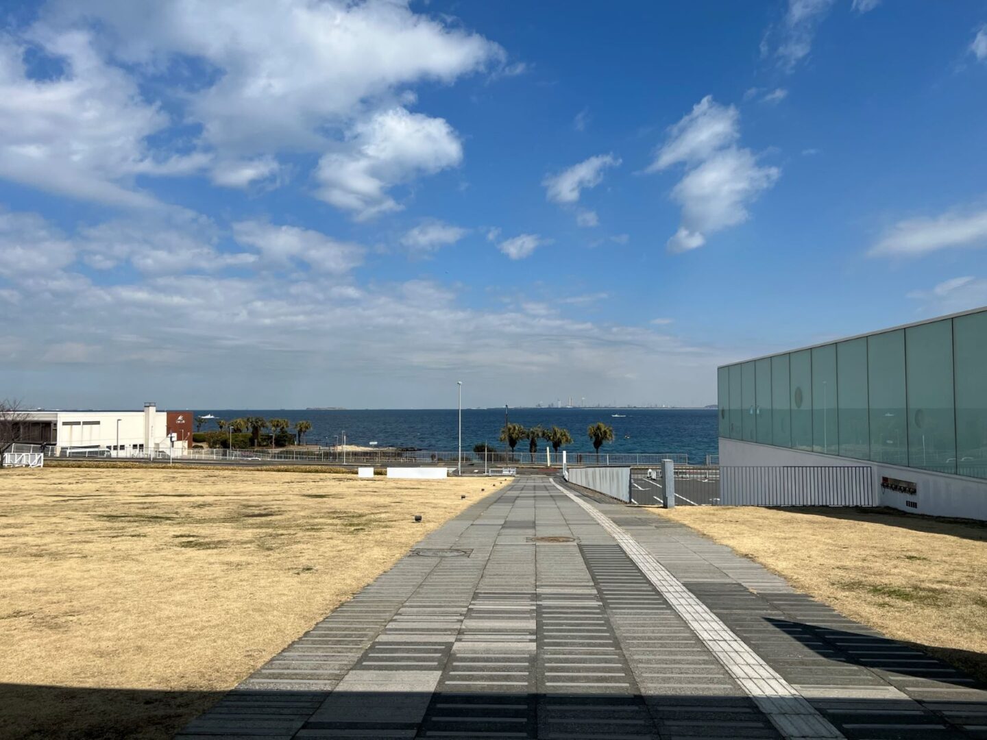 横須賀美術館の前面に広がる風景
