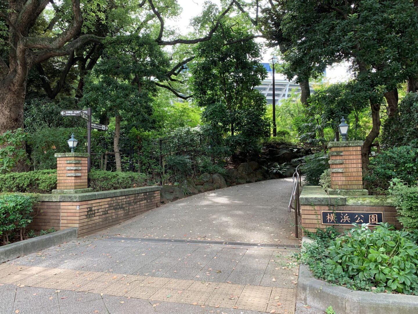 横浜公園　北東端の入り口